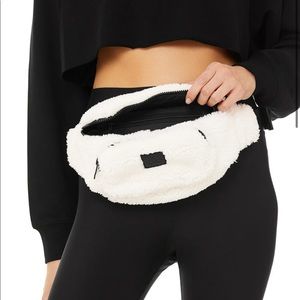 NEW Alo Yoga Drift Sherpa Fanny Pack